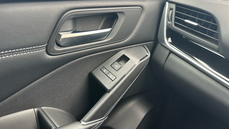 Nissan Qashqai 1.3 DiG-T MH N-Connecta 5dr Petrol Hatchback